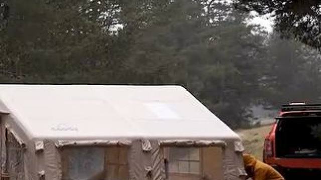 在大雨中使用两室帐篷舒适地露营，享受美食#露营 #户外露营 #野外生活