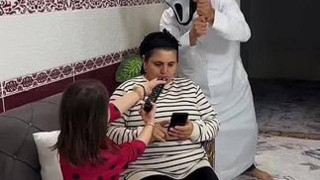 用遥控器把恶人定住，这真的是太解气了！#看一遍笑一遍 #万万没想到 #这操作都看傻了 #老外真会玩 