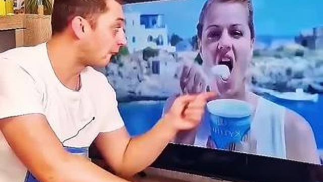 在电视屏幕上恶搞美女，这真的是太坏了！#看一遍笑一遍 #万万没想到 #老外真会玩 #老外迷惑行为 #