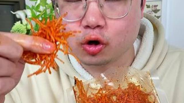 这个魔鬼辣条真是太辣了，但是是越嚼越香，越吃越过瘾的那种！#好吃到停不下来 #追剧小零食 #辣条