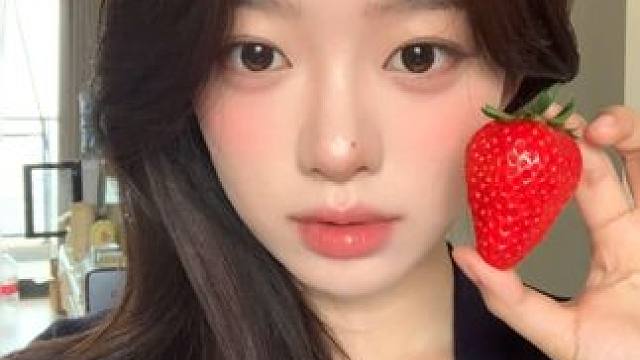 爱吃草莓的小女孩#韩系 #氛围感 #低像素 #草莓