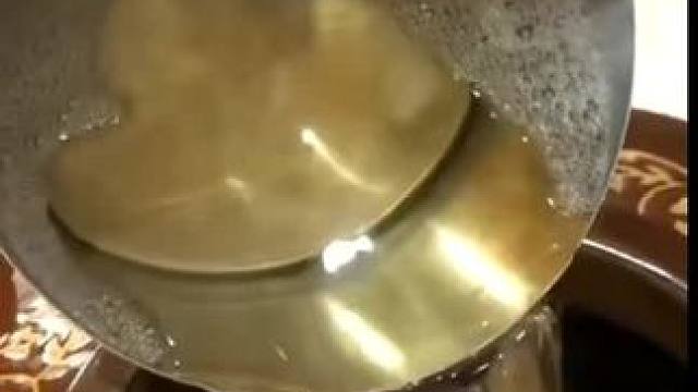 听花酒一瓶要5万多，五万多你可以在我这里存一大坛了，我这还是货真价实的粮食酒，但是它的生产车间都没有