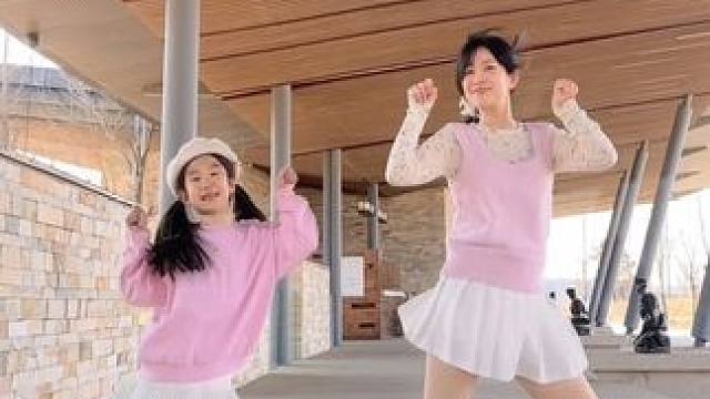 《梦色糕点师》
#户外舞蹈 #今日份舞蹈打卡 #双人舞放飞自我系列 #一起跳舞 #甜甜的舞蹈