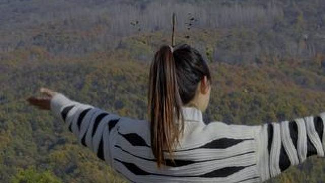 九峰山景区 #养在九峰山 "青春是一场永不停歇的相通。像美的一塌糊涂的樱花。花落成泥含蕴着下一次的盛