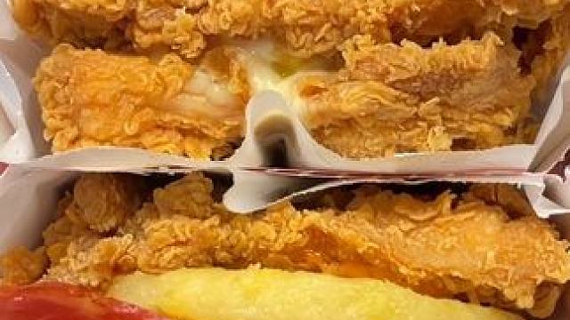 肯德基榴莲芝士肉霸堡你是有点东西的！#kfc优惠套餐 #汉堡炸鸡 #kfc优惠套餐 #肯德基喊你嗦汉