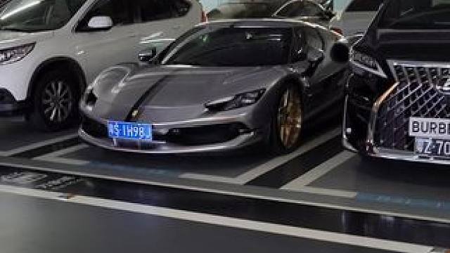 大网红小刚学长开着法拉利296GTB来深圳湾万象城玩了，这颜色太帅啦！#法拉利296gtb