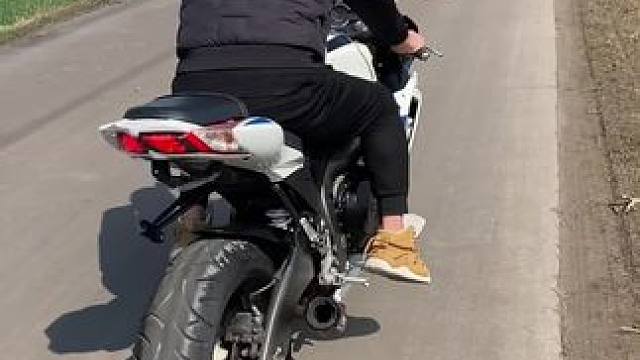 铃木大R还没来得及路试就被老铁上门强制转账……跑车没啦，大量收跑车！ #铃木大R #微山湖文武机车俱