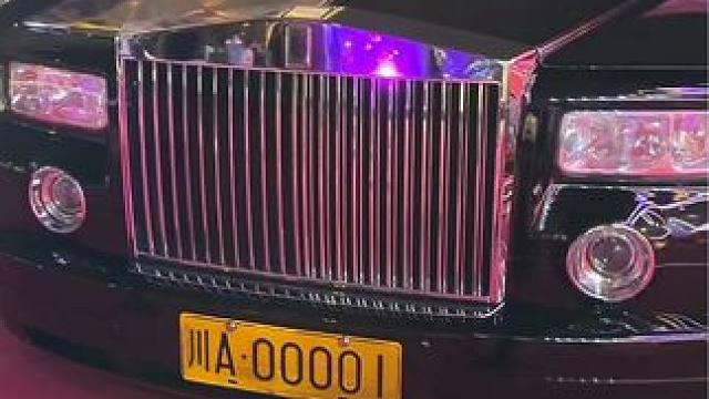 成都最火网红酒吧开业现场美女如云豪车云集，500万以下的车都没位置停全是劳斯莱斯，车牌也是一个比一个