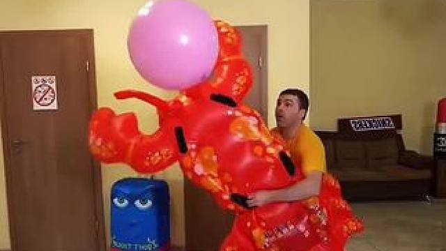 这个气球真的是太大了，把家里人都给忙坏了！#看一遍笑一遍 #万万没想到 #这操作都看傻了 #意想不到