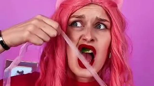 牙齿粘上一个大菜叶，美女一招机智化解尴尬！#看一遍笑一遍 #万万没想到 #沙雕老外 #意想不到的结局