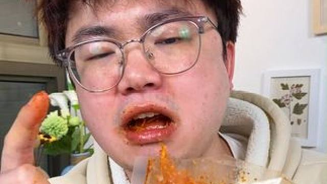 这个魔鬼辣条真是太辣了，但是是越嚼越香，越吃越过瘾的那种！#追剧小零食 #辣条 #好吃到停不下来