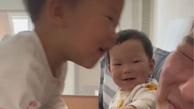 做父母幸福的时刻#亲子互动 #奶爸和宝宝暖心场面盘点 #龙凤胎#米花和米团
