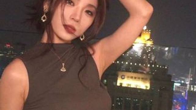 老婆们 来活跃账号了#这首不得不爱也杀回来了 #氛围感的尽头是高糊 #天台拍照 #闪光灯拍照