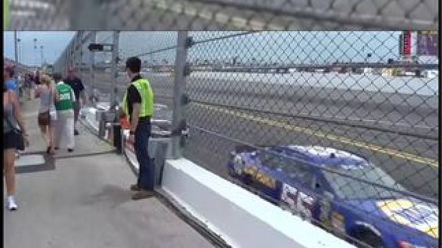 感受一下大力飞砖--纳斯卡赛车的场边视角#纳斯卡赛车 #赛车 #弯道快才是真的快 #比赛现场