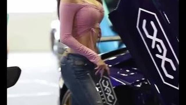 #这谁顶得住啊 #极品身材 #视觉冲击 这样的身材，真的是车展上的关注点了！