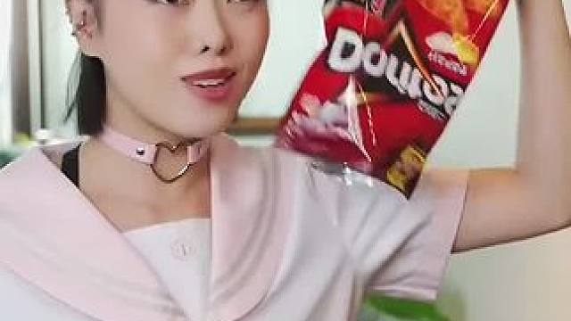 吃薯片被老公无情抢走，美女最后直接气哭了！#看一遍笑一遍 #这操作都看傻了 #沙雕老外 #沙雕日常 