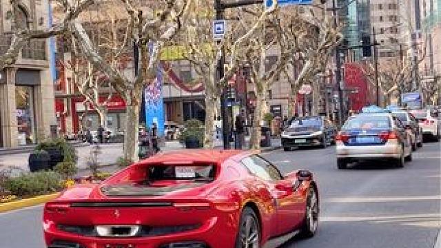 上海高富帅开着法拉利296GTB出来逛街，听着夕海岸，生活太潇洒了#dou是好车 #法拉利296gt