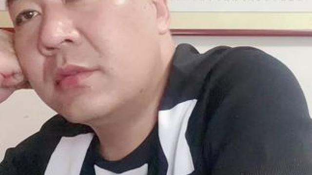 人生就像一场漫长的旅程，我们都有无奈的时刻，但我们必须坚强，因为只有靠自己，才能走过这段路，到达彼岸