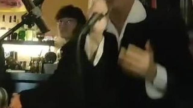 当拳击教练下班后路过一间小酒吧