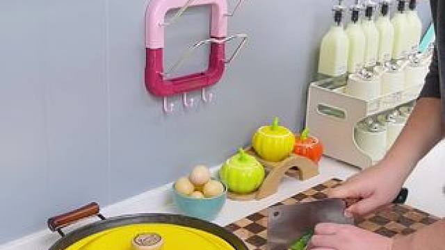 #壁挂锅盖架收纳锅盖，挂墙上不占空间还可以放菜板#锅盖架#厨房好物