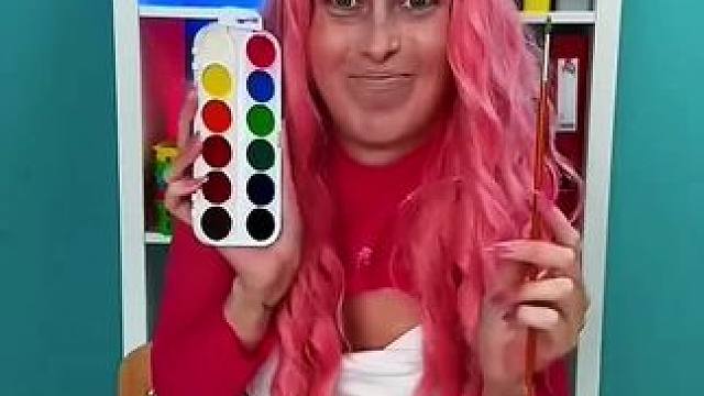 为了能涂上美美的口红，把它藏在画板里面！#看一遍笑一遍 #万万没想到 #意想不到的结局 #老外真会玩