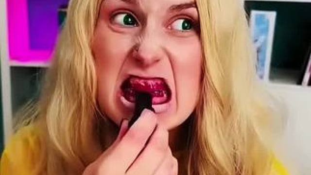 把口红涂在牙齿上面，结局让人万万想不到！#看一遍笑一遍 #万万没想到 #这操作都看傻了 #老外真会玩