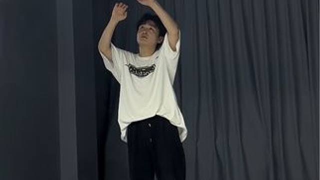 我心里的那个她..即使是现在的那个她也比不上了.#抒情编舞 #岁月神偷王天阳版 #氛围感舞蹈 #沈沉