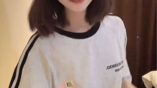 泪水打湿淀粉肠 假装不知你塌房 #甜妹 #甜甜的手势舞 #浅跳一下