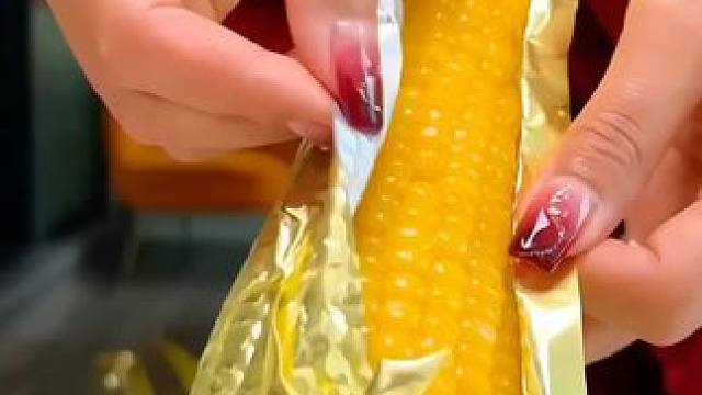 为了能穿上去年的小裙子，我只吃十月稻田家的黄糯玉米!暖糯香甜超好吃!#糯玉米#口感特别好 #大人小孩
