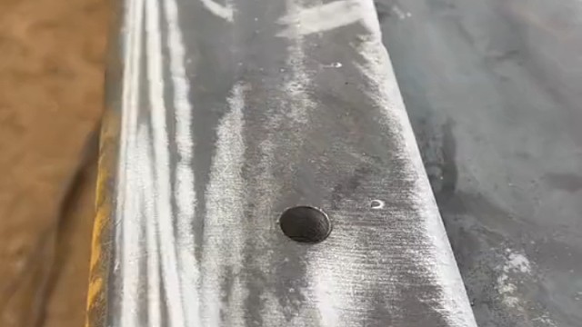 小巴手搓卡车大梁，没有小巴不能搓的