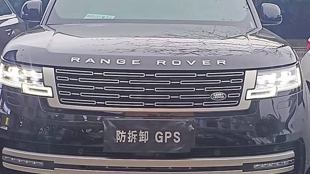 路虎揽胜安装防拆抗屏蔽GPS定位防盗系统，开启屏蔽器自动锁车，换卡、抠卡、干扰锁车报警到手机。嵌入超