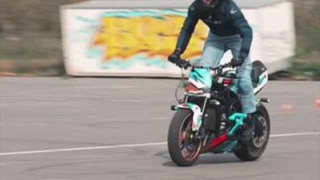 这波操作技术满分…真喷不了。#专业动作请勿模仿 #摩托车领航计划 #摩托车 #翘头 #大神控车