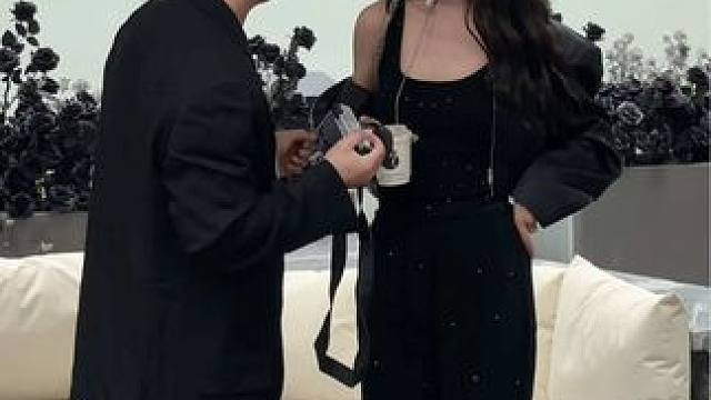 “什么是幸福，你穷了有人陪着你，你累了有人心疼你，你病了有人照顾你，你错了有人包容你，一个温暖的家，