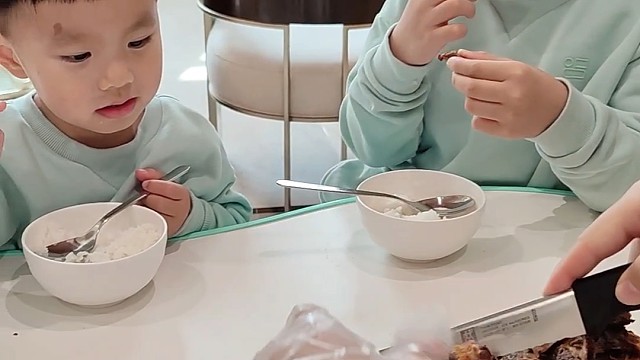 爸爸今天给孩子们烤羊腿吃