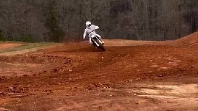 丝滑轻盈
#越野摩托车 #大神控车 #封闭场地请勿模仿 #玩的就是心跳 #越野有风险玩车需谨慎