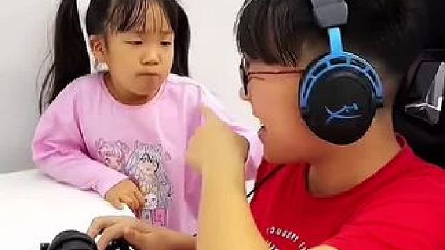 小美女吹泡泡糖被嫌弃，结果用实力惊艳所有人！#看一遍笑一遍 #万万没想到 #这操作都看傻了 #沙雕老