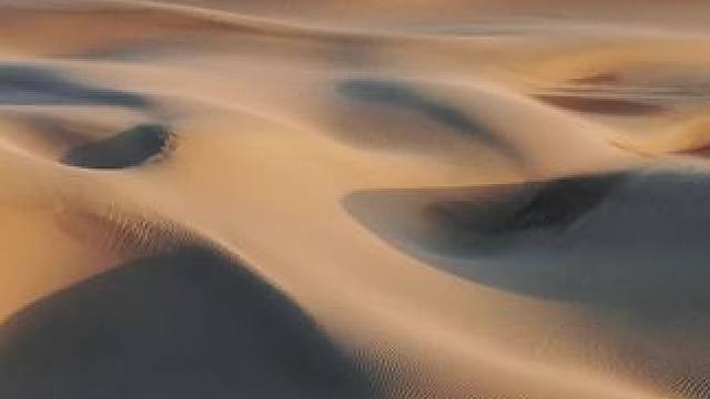 沙漠旅行，一场与自然的对话。我听见，风在沙粒间低语，太阳在遥远的地平线上微笑。#新疆旅游 #沙漠之旅