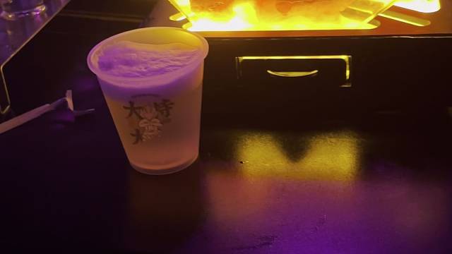 正步踢进夜总会