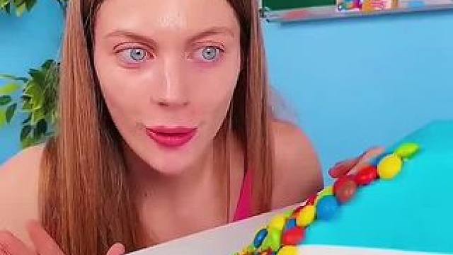 把彩虹糖放在蛋糕上，这简直太会吃了！#看一遍笑一遍 #万万没想到 #老外真会玩 #这操作都看傻了 #