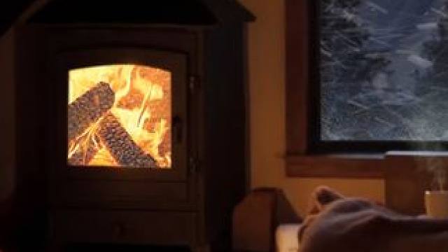 雪夜山上的温暖小屋，壁炉燃烧着，让我们在这里放松休息吧 #白噪音 #助眠声音 #助眠视频
