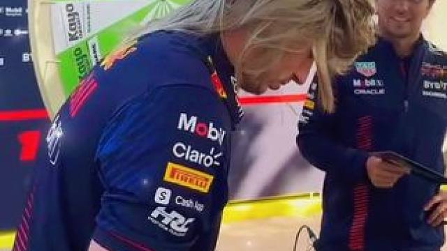 佩大师的表情亮了我看长发的潘子也是风韵犹存呢～#f1 #佩雷兹 #维斯塔潘 #红牛 #神操作