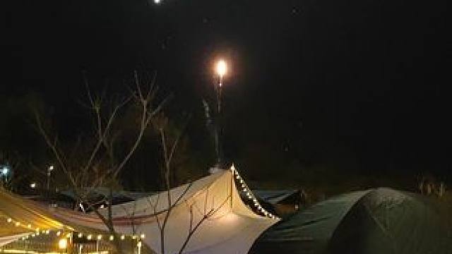 春天的露营️烟花在帐篷⛺顶上璀璨释放，照亮所有帐篷⛺#春天的露营 #精致露营 #搬家式露营#氛围感 