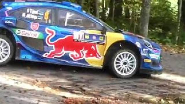 漂移即艺术，这优雅的过弯姿态，完美诠释了内燃机的魅力#wrc拉力赛