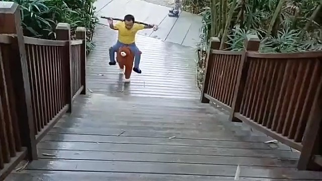 看把熊孩子累的[捂脸]