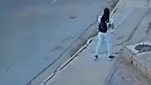 这女孩反应真差，命真大