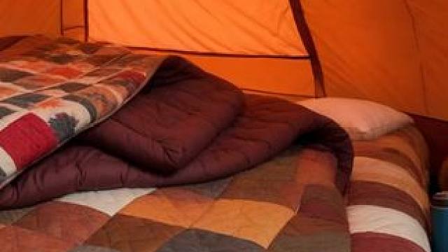 在露营时遇到暴风雪，躲进舒适温暖的帐篷，伴着嘶吼的风雪声入睡 #白噪音 #助眠声音 #睡眠音乐 #催