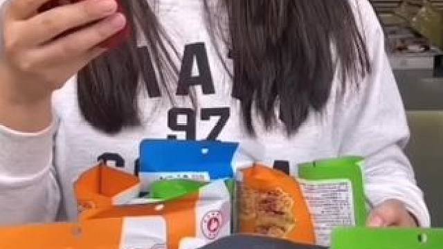 远帆糯米锅巴42g蟹香蛋黄味网红零食蟹黄味8袋开袋鲜香美味即食#好吃到停不下来 #追剧小零食 #锅巴