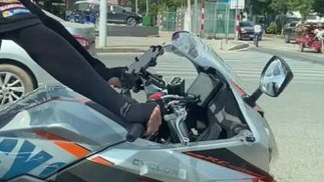 “很多时候，你无法掌握的事情太多，所以尽力就好.” #周星驰#风和自由 #机车摄影