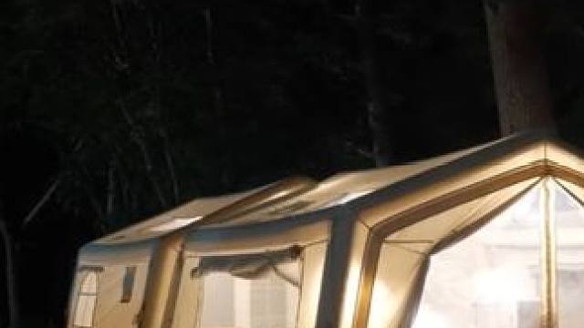 把两个超大的充气帐篷拼接起来有多棒！雨中的露营生活 #露营#户外露营#雨中露营