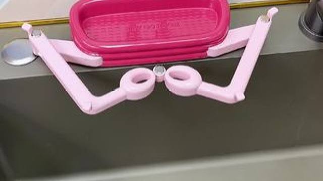 水槽边安一个#小蟹伸缩沥水架真的太方便了，吃完的剩饭剩菜往里一倒，轻松沥水，漏水口不会堵塞，也不用去